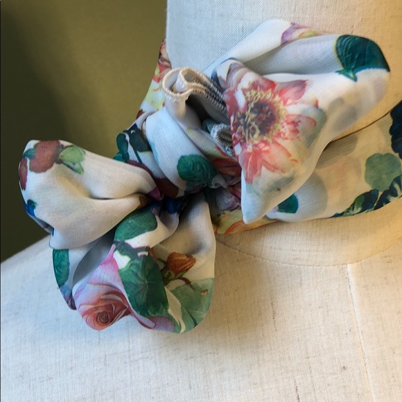 36โ X 22โ Rectangular Floral Print Scarf - Picture 3 of 6